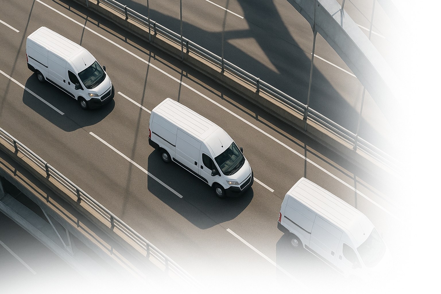 Drei weiße Lieferwagen fahren auf einer Autobahn, ideal für GPS Ortung zur effizienten Fahrzeugortung.
